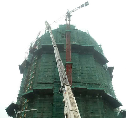 桂林吊车在工地上作业